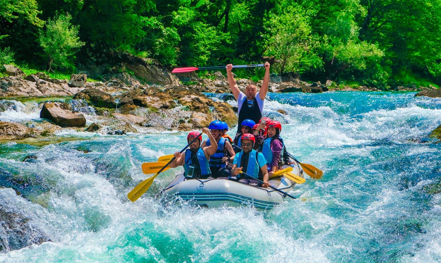 Rafting čamac na brzacima rijeke Tare u kanjonu