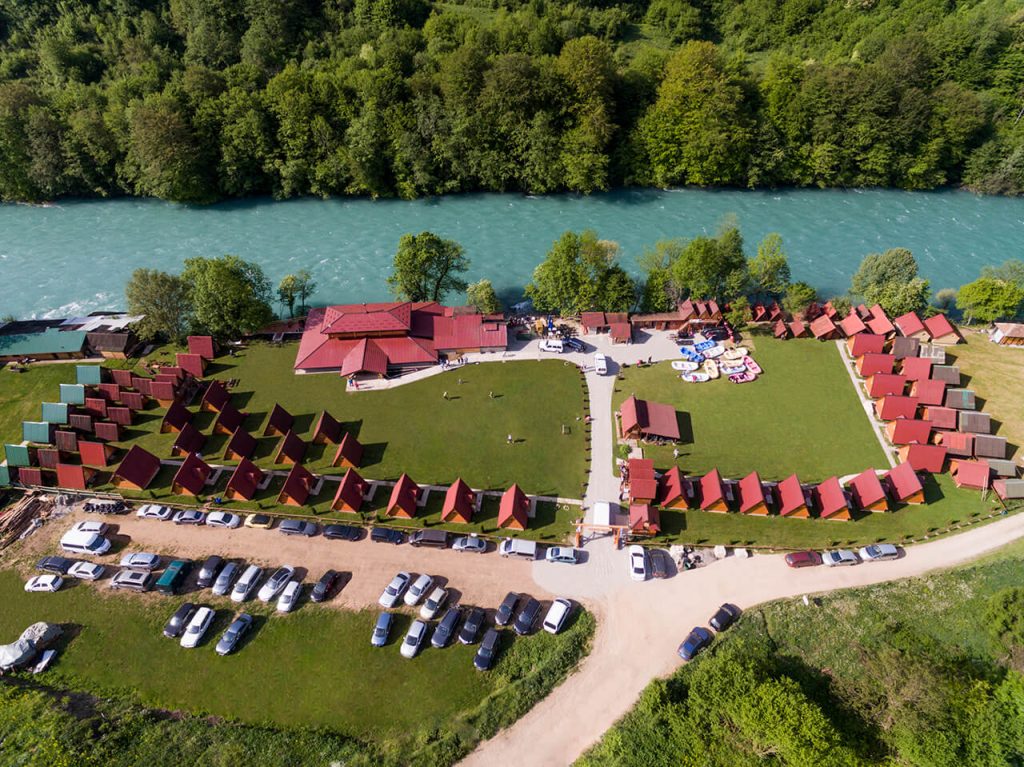 Drveni bungalovi na obali rijeke u sumrak