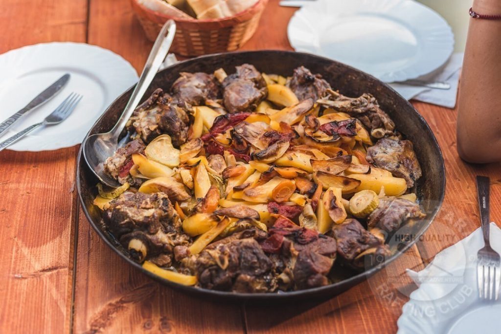 Tradicionalna domaća hrana na drvenom stolu